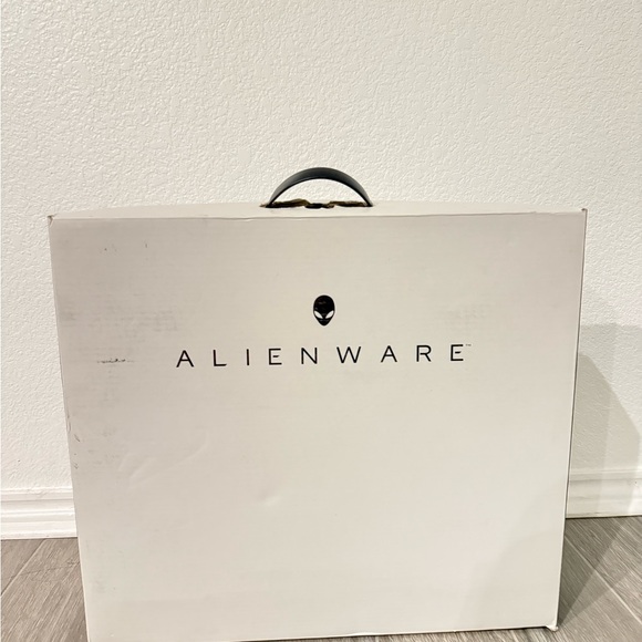 Alienware 17 laptop R5 - Picture 3 of 3